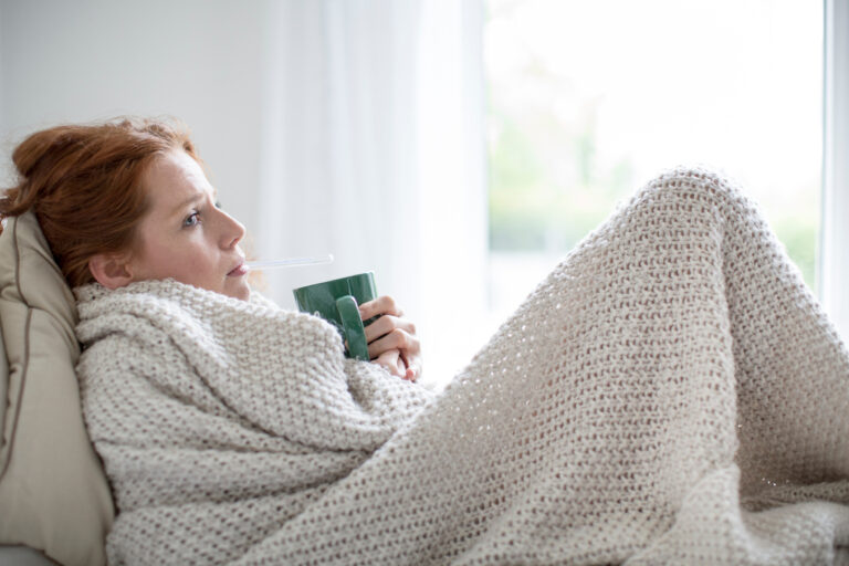 Krank auf der Couch-AdobeStock_139968993-Mobile